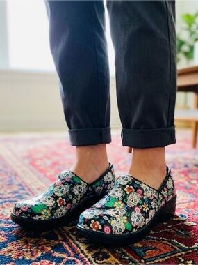 Savvy Black Floral Sugar Skull Slip-On Clogs Size 7.5